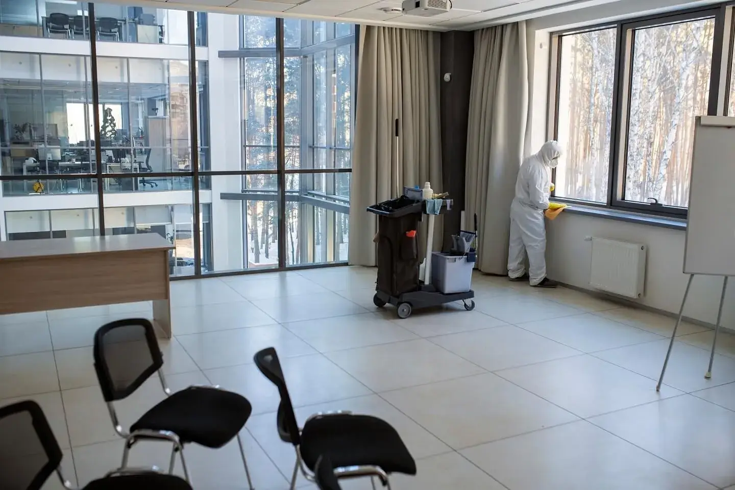 How to Keep Your Office Clean Between Professional Cleaning Services: Essential Tips for a Productive Workplace